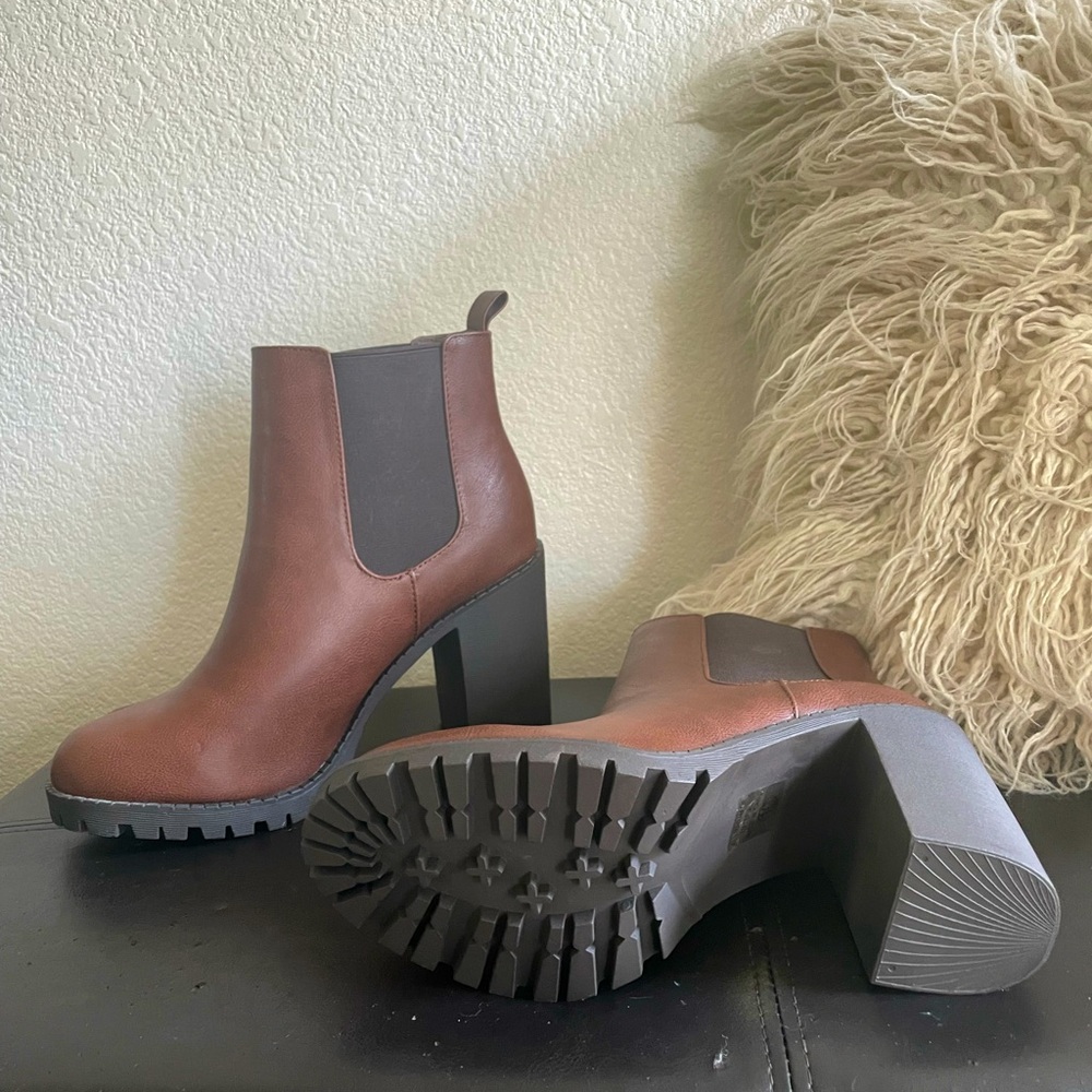 *New* Soda Chelsea Boots SZ10